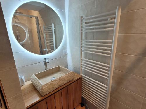une salle de bain avec un lavabo et un miroir dans l'établissement Séjour cocooning aux Gets: 3 chambres, balcon, parking, Wi-Fi - FR-1-598-156, aux Gets