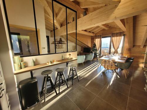 une cuisine avec un bar et une salle à manger dans l'établissement Séjour cocooning aux Gets: 3 chambres, balcon, parking, Wi-Fi - FR-1-598-156, aux Gets