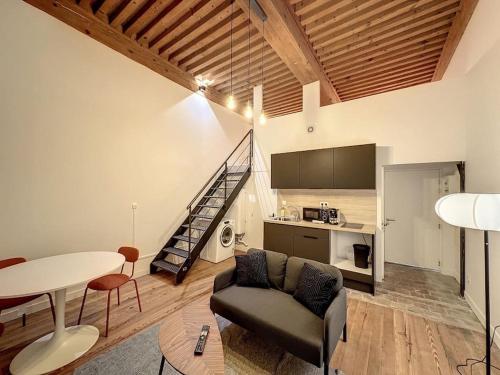 uma sala de estar com um sofá, uma mesa e uma cozinha em Cosy appt, Croix Rousse Duviard 1 em Lyon