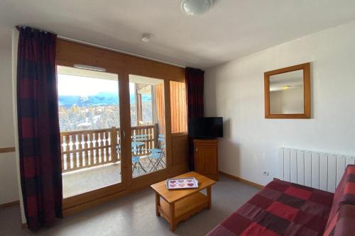 Cette chambre dispose d'un lit et d'une fenêtre avec vue. dans l'établissement Cosy nest near the SuperDévoluy ski resort, à Saint-Étienne-en-Dévoluy