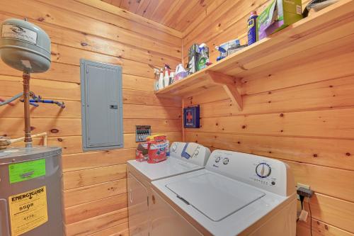 Cabaña de madera con cocina con lavadora y secadora. en Pet-Friendly Cabin with Hot Tub in Daniel Boone NF en Beattyville