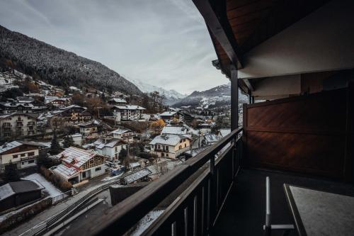 uma vista a partir de uma varanda de uma cidade nas montanhas em Apartment close to town center with mountain views em Saint-Gervais-les-Bains