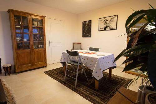 une table avec un chiffon de table à la polka dans une pièce dans l'établissement Bel appartement avec baignoire, à Strasbourg