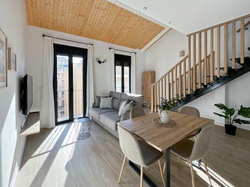 ein Wohnzimmer mit einem Tisch und einem Sofa in der Unterkunft Picú Home - Nueva apertura in Málaga