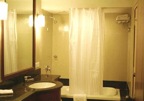 La salle de bains est pourvue d'un lavabo et d'un rideau de douche. dans l'établissement Devasthali - The Valley of Gods, à Bogmalo Beach