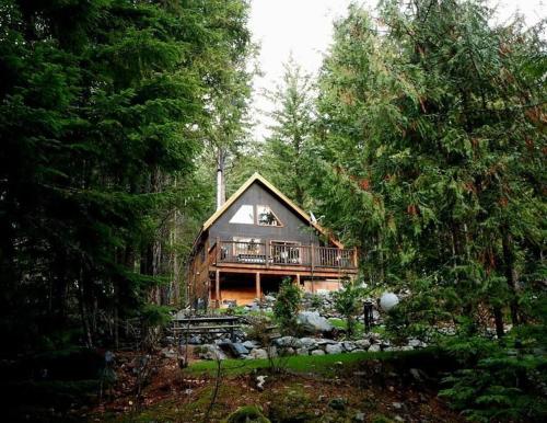 Сад в Romantic Off-Grid Cabin by Glacier lake