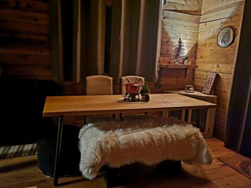 Фотография из галереи Romantic Off-Grid Cabin by Glacier lake в городе Пембертон
