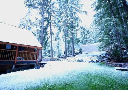 Romantic Off-Grid Cabin by Glacier lake зимой