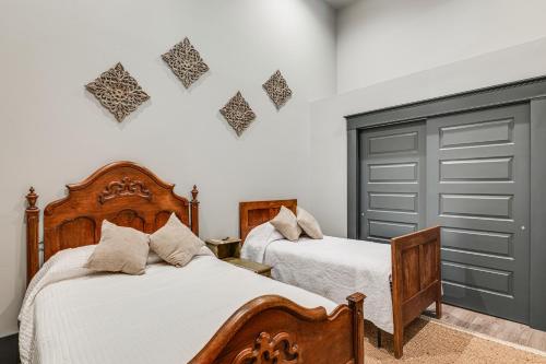 Ένα ή περισσότερα κρεβάτια σε δωμάτιο στο Florence Vacation Rental with Rooftop Deck!