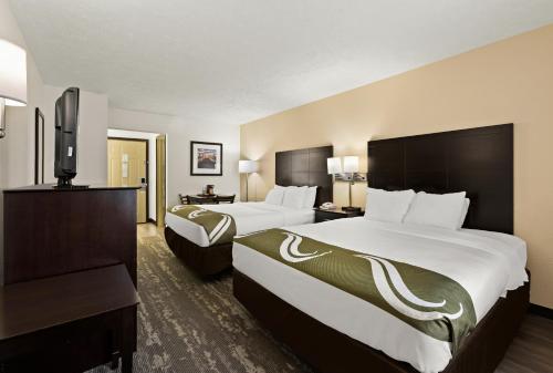 Postel nebo postele na pokoji v ubytování Quality Inn Traverse City