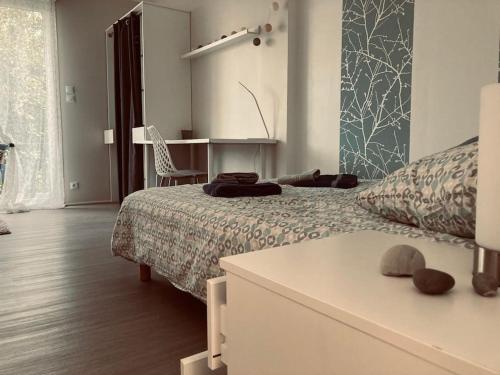 Cozy'Maisonnette * 2 pers Garden'Room tesisinde bir odada yatak veya yataklar