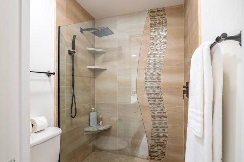 um chuveiro com uma porta de vidro na casa de banho em Condo in Naples Near Mercato and Close to Vanderbilt Beach em Naples