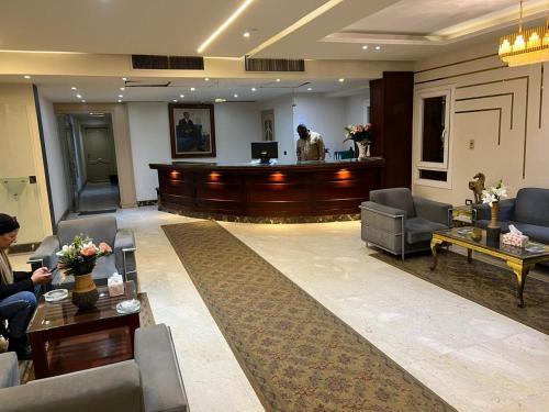 vestíbulo de un hotel con recepción en Cairo plaza guest house, en Sheikh Zayed