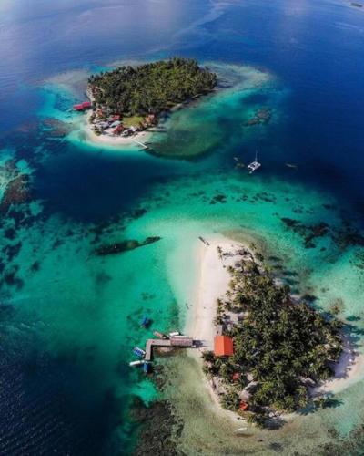 an aerial view of an island in the ocean at Cabaña privada en Guna Yala isla Diablo baño compartido in Cagantupo