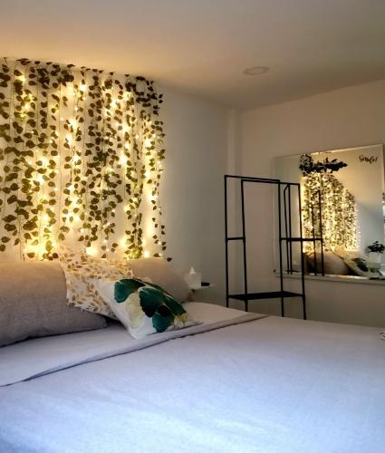 um quarto com uma cama com luzes na parede em Soraya apartment em Catânia