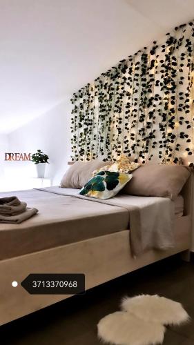 um quarto com uma cama com uma parede de garrafas de vinho em Soraya apartment em Catânia