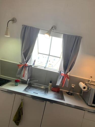 STUDIO CŒUR VIEUX PARIS. Pied du métro.Tout équipé