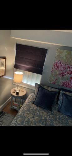 1 dormitorio con 1 cama y 1 mesa con lámpara en Private 2BD Suite near FAU en Boca Raton