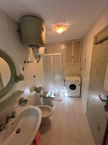 スビアーコにあるVillapilaのバスルーム(洗面台、トイレ、洗濯機付)