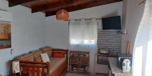 ein Schlafzimmer mit einem Bett und einem Schreibtisch in einem Zimmer in der Unterkunft Descanso al Paso Chuy in Chuy