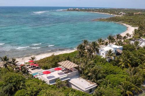 an aerial view of a resort and the beach at Marina Haven Rooftop Jacuzzis Prvt Dock BBQ & Pool in Puerto Aventuras
