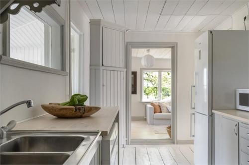 a kitchen with a bowl on top of a counter at Prästgården i lantlig miljö med fyra sovrum, dusch, kök och vardagsrum in Knivsta
