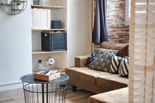 uma sala de estar com um sofá e uma mesa em Le Massilia de Steenia em Marselha