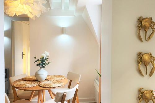 une petite salle à manger avec une table et des chaises dans l'établissement Le Petit Biscuit - Centre Historique du Havre, au Havre