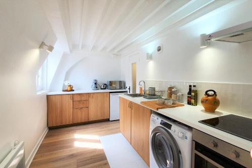 une cuisine avec une machine à laver et un lave-linge dans l'établissement Le Petit Biscuit - Centre Historique du Havre, au Havre