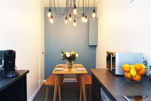 - une cuisine avec une table et des fruits dans l'établissement L'art de Vivre - Centre Historique - Coup de Cœur, au Havre