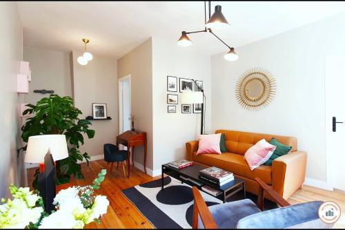 ein Wohnzimmer mit einem Sofa und einem Tisch in der Unterkunft L'art de Vivre - Centre Historique - Coup de Cœur in Le Havre