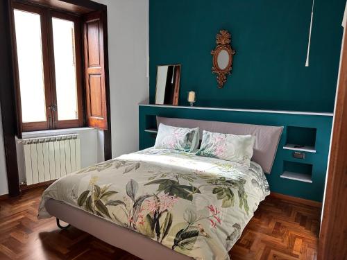 um quarto com uma cama com uma parede azul em Francy's house em Salerno