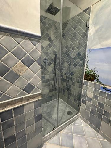 uma casa de banho com um chuveiro e uma porta de vidro em Francy's house em Salerno