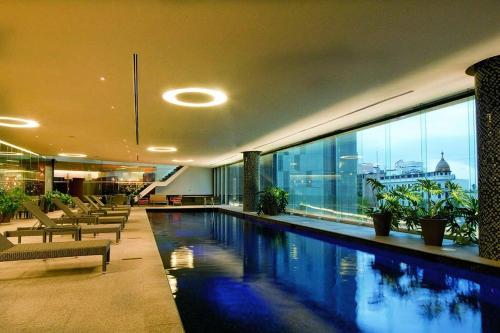 a hotel with a swimming pool in a building at Beautiful Apartment Reforma77 22thfloor 1bdr 2bath in Mexico City