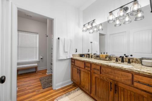 La salle de bains est pourvue d'un lavabo et d'un grand miroir. dans l'établissement Charming Murphy House with Deck and River Views!, à Murphy