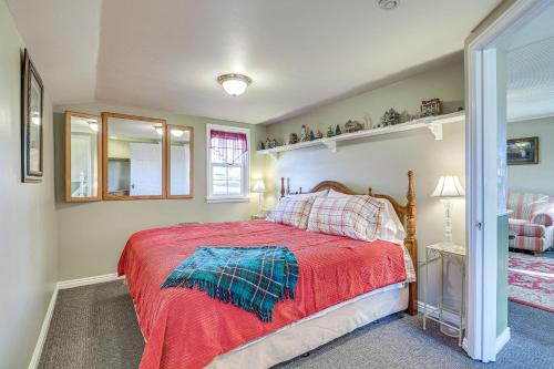 - une chambre avec un lit doté d'un couvre-lit rouge dans l'établissement Pet-Friendly Utah Abode with Patio, Fire Pit and Yard!, 