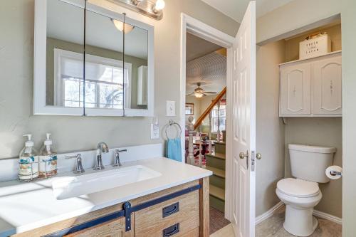 La salle de bains est pourvue d'un lavabo et de toilettes. dans l'établissement Pet-Friendly Utah Abode with Patio, Fire Pit and Yard!, 