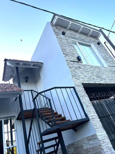 a building with a staircase on the side of it at DEPARTAMENTO CÉNTRICO EN TANDIL in Tandil