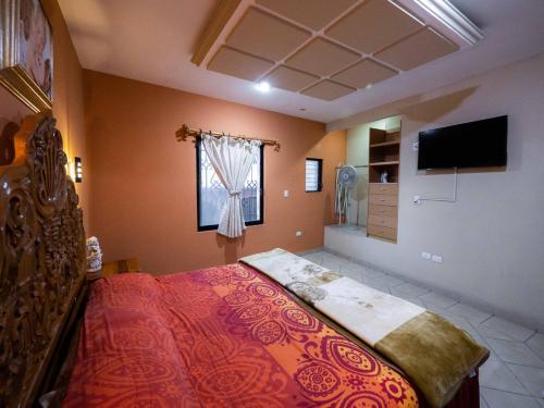 um quarto com uma cama e uma televisão em Hotel el Ángel Taxco em Taxco de Alarcón