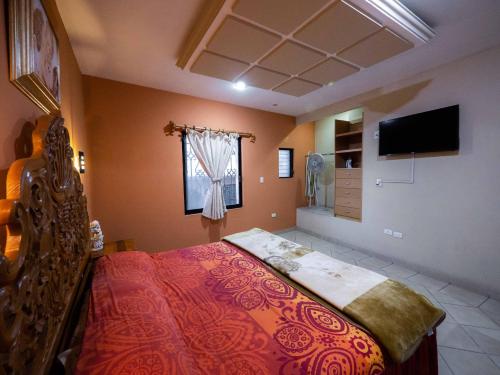 1 dormitorio con 1 cama y TV en Hotel el Ángel Taxco, en Taxco de Alarcón