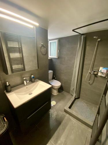 Koupelna v ubytování Cozy flat Korydallos