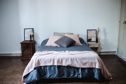 - une chambre avec un lit doté d'oreillers roses et gris dans l'établissement Casa Mechi, à Gualeguaychú