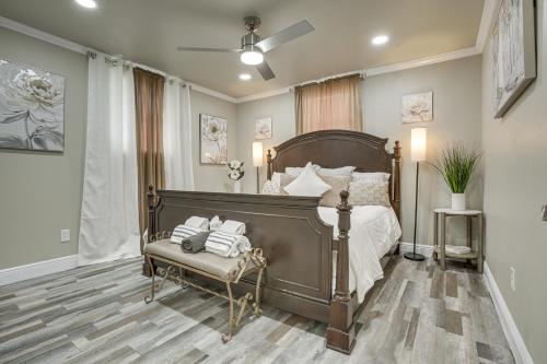 een slaapkamer met een groot bed en een stoel bij Charming Louisiana Getaway with Deck and Yard! in Destrehan