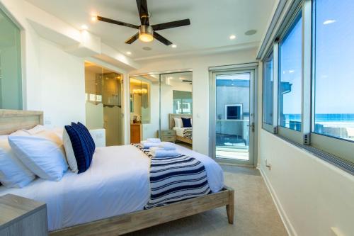 A bed or beds in a room at Ocean view, two-level condo with stunning view, decks, fast WiFi & fireplace
