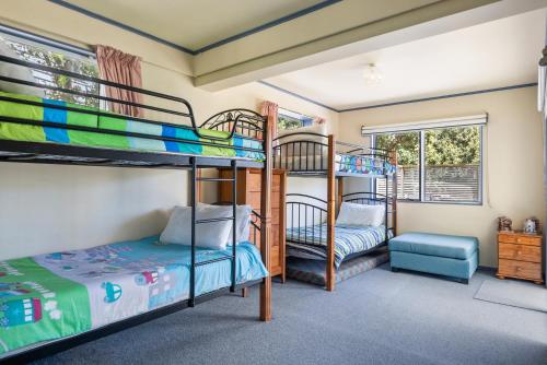 Двуетажно легло или двуетажни легла в стая в Sunlit Retreat - Te Horo Beach Holiday Home