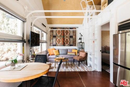 uma sala de estar com um sofá e uma mesa em Drexel Villa em Los Angeles