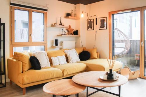 Photo de la galerie de l'établissement Spacious and light-filled nest with balcony, à Aubervilliers