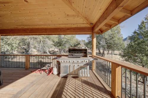 Μπαλκόνι ή βεράντα στο Lavender Lodge Mountain-View Pine Cabin with Deck