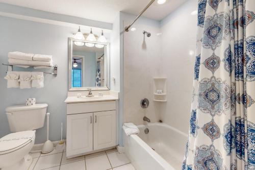 łazienka z wanną, toaletą i umywalką w obiekcie Ocean Walk 2424B w mieście Daytona Beach