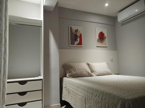 - une chambre avec un lit et une fenêtre dans l'établissement Sol Marina Loft, à Mangaratiba